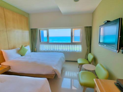 Dahan七星潭渡假饭店的酒店客房设有两张床和电视。