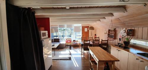 阿克拉内斯Bard Cottage的厨房、带桌子的客厅和用餐室