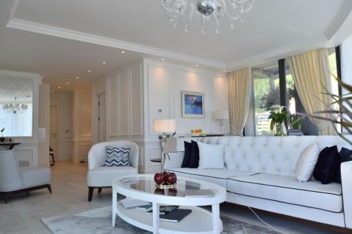 布德瓦Boutique Hotel Vissi d'Arte的客厅配有白色的沙发和桌子