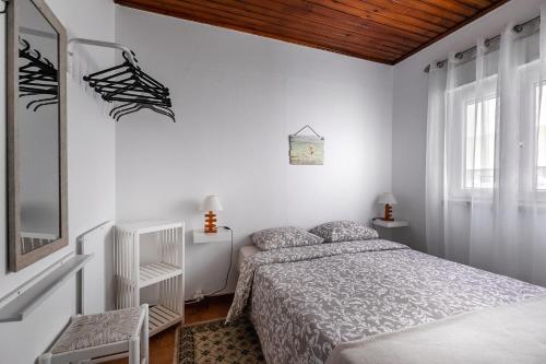 佩尼契CASA DA FALÉSIA 28 - Casa的白色的卧室设有床和窗户