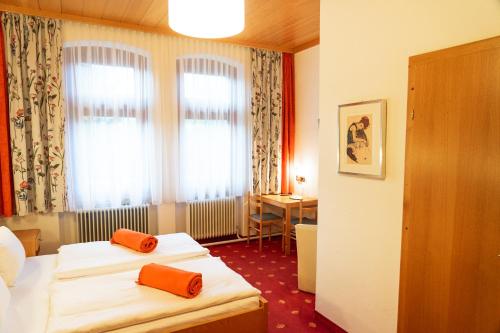 巴特塔茨曼斯多夫瓦尔佛里德旅馆的酒店客房配有两张床和一张书桌