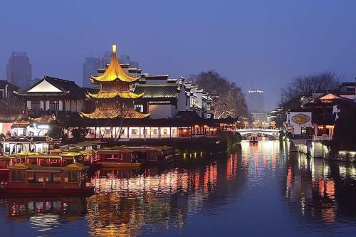 南京7天优品·南京新街口张府园地铁站店的一条河,河里有中国建筑,河里有船
