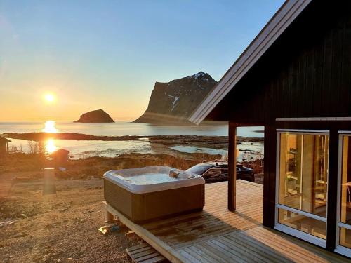 OffersøyaExplorers Cabin Lofoten的房屋旁甲板上的热水浴池