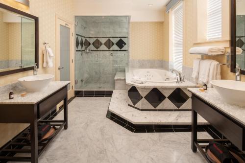 沙特克广场酒店的一间浴室