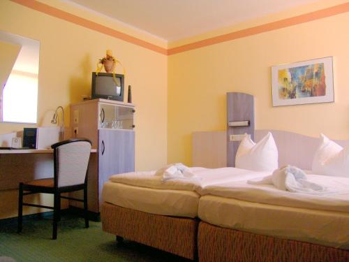 施韦特奥得酒店的酒店客房,配有两张床和椅子