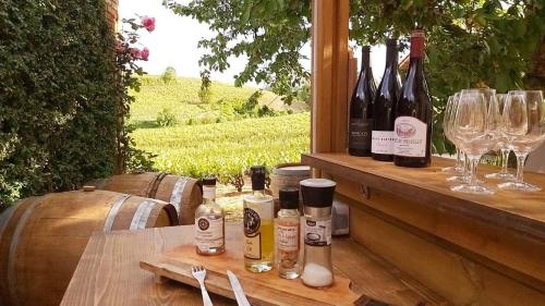 CharentayLa Maison des Vignes的一张桌子,上面放有葡萄酒和酒杯