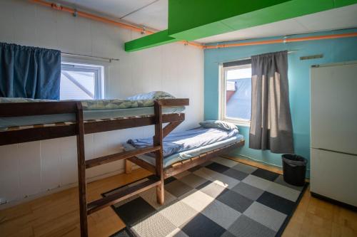 特罗姆瑟特罗姆瑟活动旅舍的客房设有两张双层床和一扇窗户。