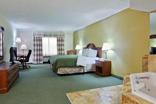 夏洛特夏洛特大学江山旅馆与套房酒店的一间酒店客房 - 带一张床和一间浴室