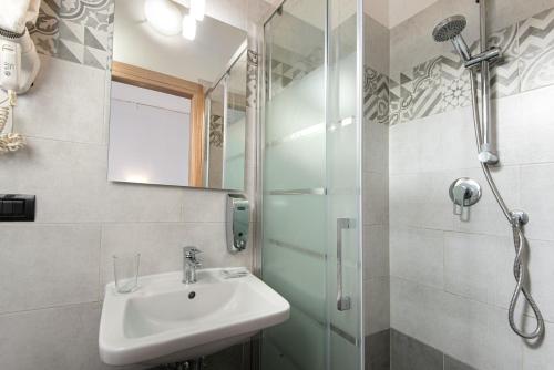 佛罗伦萨卡勒吉酒店的一间带水槽和淋浴的浴室
