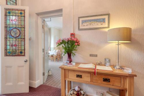 亨斯坦顿伊利茵布鲁克旅馆的客房设有书桌和彩色玻璃窗。