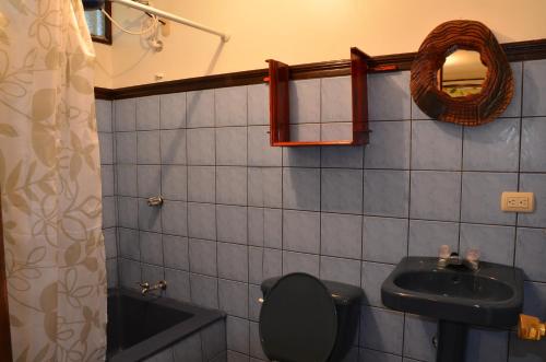希门尼斯港埃雷拉公寓的一间带水槽、卫生间和镜子的浴室