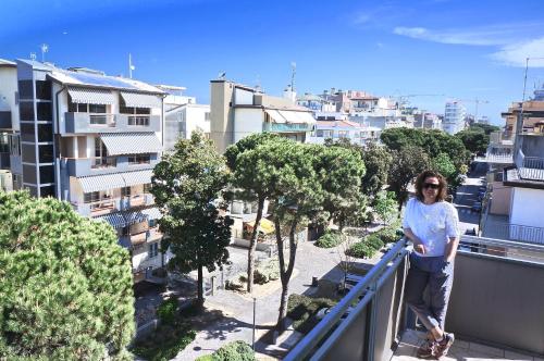 索托马里纳贝尔韦代雷酒店的站在建筑物阳台上的妇女