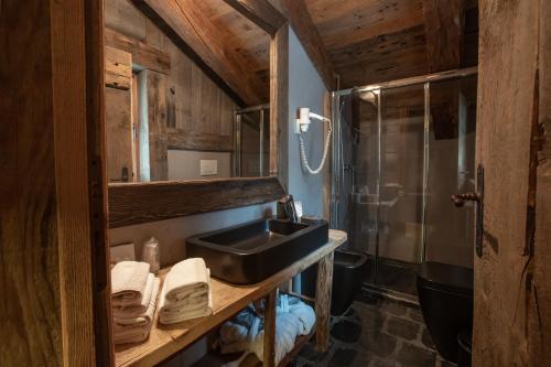 库马约尔Chalet Svizzero Apartments的一间带水槽和淋浴的浴室