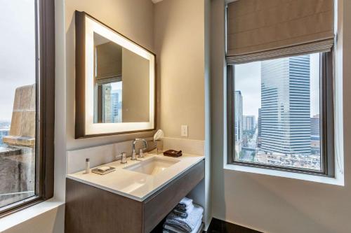 Cambria Hotel Houston Downtown Convention Center的一间浴室