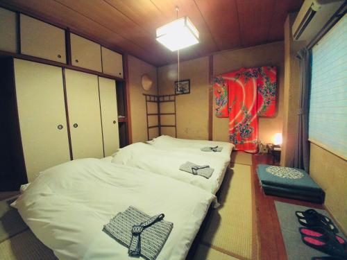 玉野市宇野港宾馆的小房间设有两张床和一盏灯