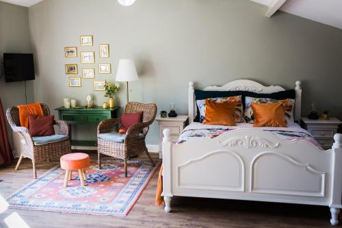 里德凯尔克B&B Wilhelmina's Cottage的卧室配有白色的床和2把椅子