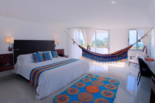 里奥阿查塔洛阿酒店的一间卧室配有一张床和吊床