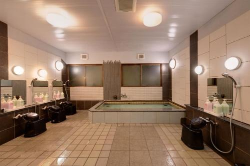 京都欧米亚酒店的中间设有带浴缸的浴室。