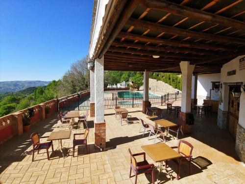 贝尔楚勒斯Turismo Rural & SPA El Cercado的一个带桌椅的庭院和一个游泳池