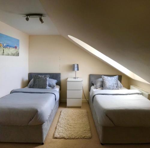 阿德罗森South Beach Apartment的带2张床的阁楼客房