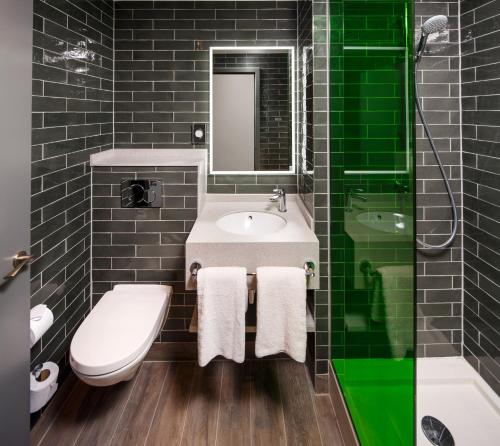 伊灵伦敦伊灵宜必思尚品酒店的一间带水槽、卫生间和镜子的浴室
