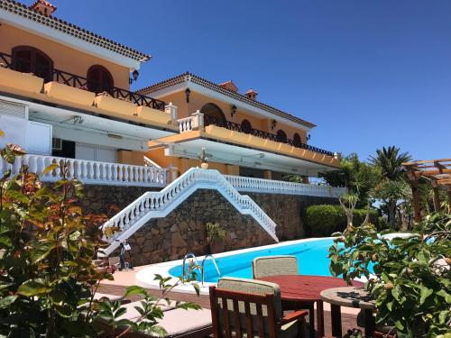 克鲁兹·德·特赫达Chalets Rurales Bentayga的一座带游泳池和房子的别墅