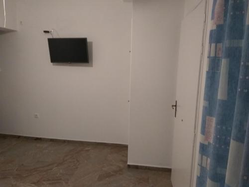 巴特斯欧AMARYLLIS的白色客房,墙上配有平面电视