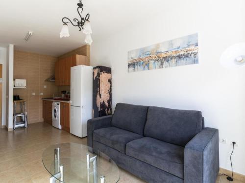 阿瓜杜尔塞Belvilla by OYO Apartment in Roquetas de Mar的带沙发的客厅和厨房