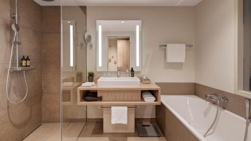 朗格奥Die Sandburg的带浴缸、水槽和浴缸的浴室