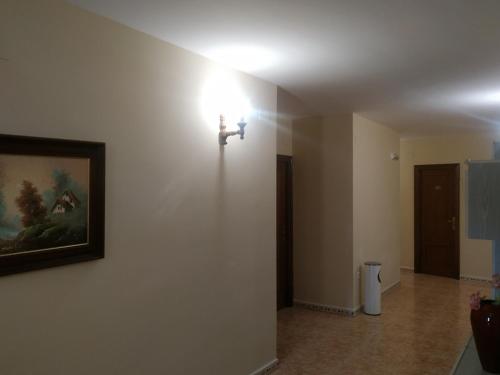 YepesHostal El Rincón - Casa Marcos的墙上有灯的房间,画着照片