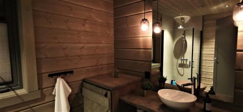 松达尔Timblalodgen的一间带水槽和镜子的浴室