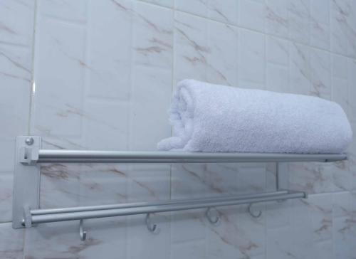 雅加达Amethyst cengkareng syariah的浴室毛巾架上的毛巾