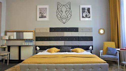 Explorer Hostel & Apartment Stare Miasto OLD TOWN 24H客房内的一张或多张床位