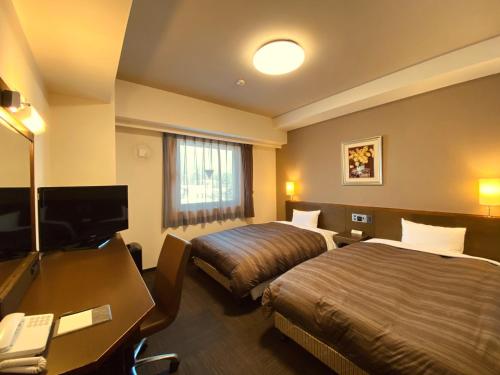 南箕轮村伊娜因特鲁特酒店的酒店客房配有两张床和一张书桌