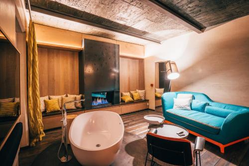 捷克克鲁姆洛夫Ultra premium apartments的客厅设有蓝色的沙发和壁炉