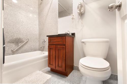 纽约309酒店的浴室配有卫生间、浴缸和水槽。