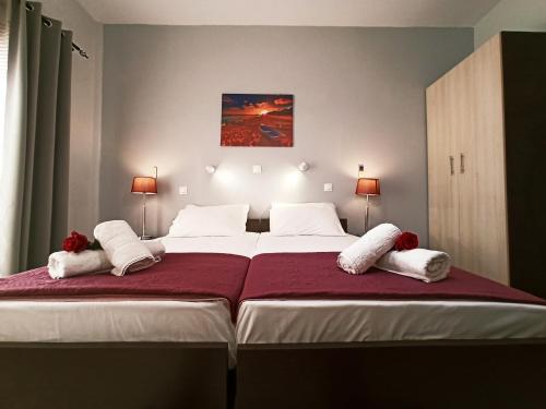 马拉希亚斯Wave Marathias Apartments的一间卧室配有一张带两个白色枕头的大床