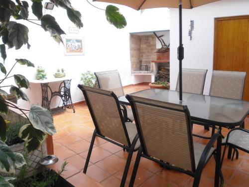 VilarrodonaCal Socías的用餐室配有桌椅和遮阳伞