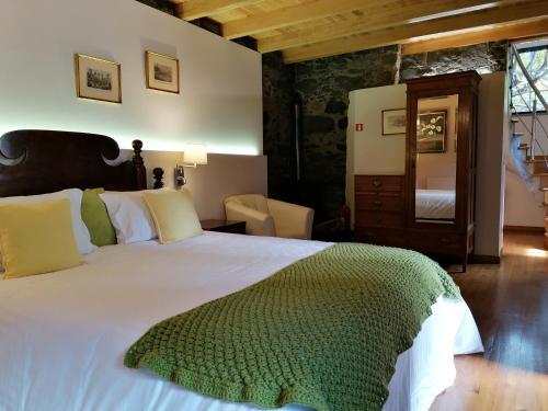 卡马查Casas de Pedra的卧室设有一张白色大床和一扇窗户。