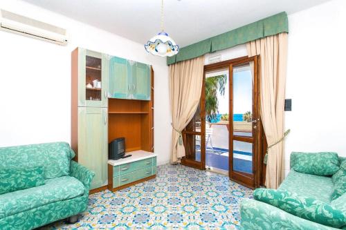 博尼法蒂Hotel Club Residence Martinica的带沙发和电视的客厅