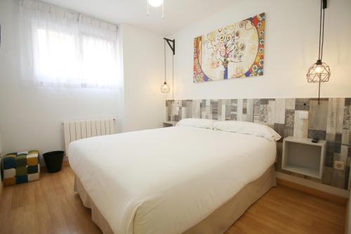 塞哥维亚Aralso Santa Isabel的卧室配有一张白色大床