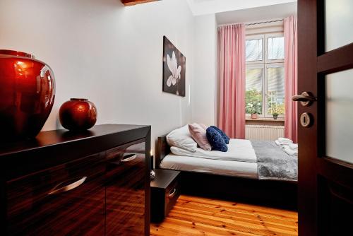 弗罗茨瓦夫Apartament Nowa 12的一间小卧室,配有一张小床和一个窗户