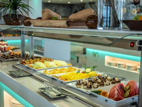 马塔拉斯卡尼亚斯On Hotels Oceanfront Adults Designed的自助餐,展示了多种不同类型的食物