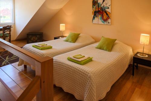 Trépail浦尔恩布鲁斯酒店的一间卧室配有两张床和绿毛巾。