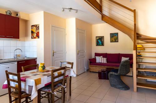 Trépail浦尔恩布鲁斯酒店的厨房以及带桌子和沙发的用餐室。