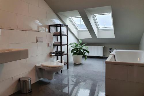 德累斯顿米特公寓式酒店的浴室配有卫生间、水槽和天窗。
