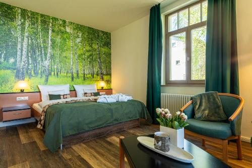 奥斯特巴德·哥伦Hotel Villa Halliger的配有一张床和一把椅子的酒店客房
