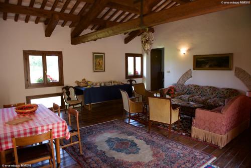 Camino al Tagliamento美娜迪别墅乡村民宿的客厅配有沙发和桌子