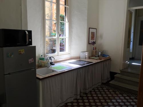 托尔诺Bed & Breakfast Dèco的厨房配有带水槽的柜台和窗户。