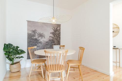 里斯本Casa Boma Lisboa - Sunny and Elegant Apartment - Lapa V的一间带桌椅的用餐室
